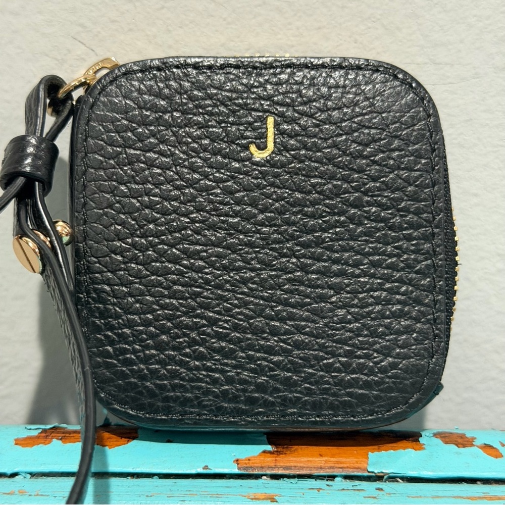 Cuyana Airpod Case Black Pebbled Leather Monogrammed J - Picture 2 of 11